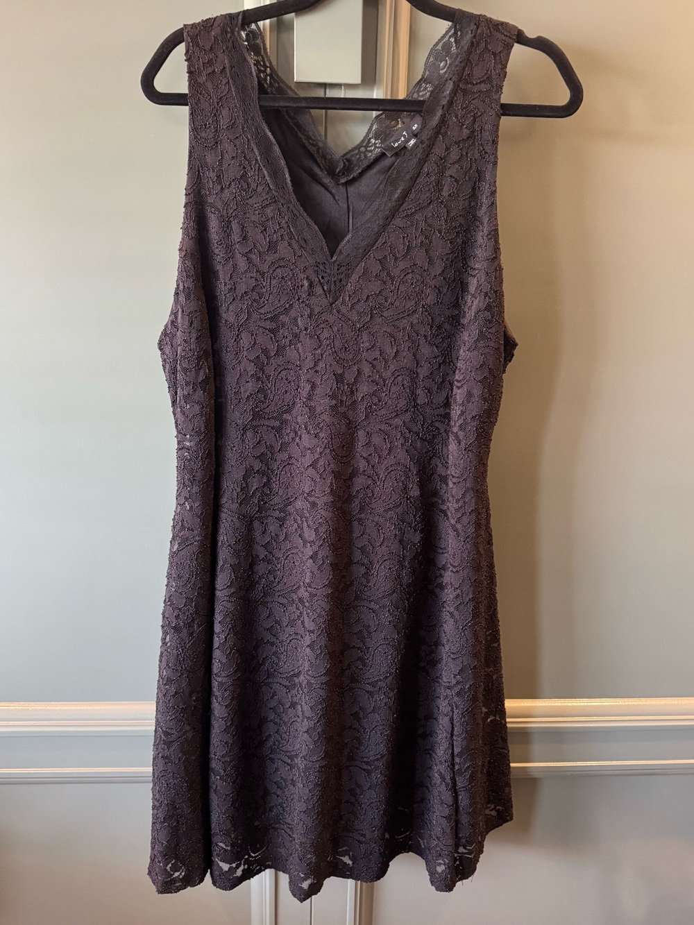 Black Sleeveless Lace V-Neck Cocktail Dress